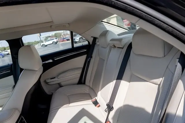 2021 Chrysler 300 Touring L photo 4