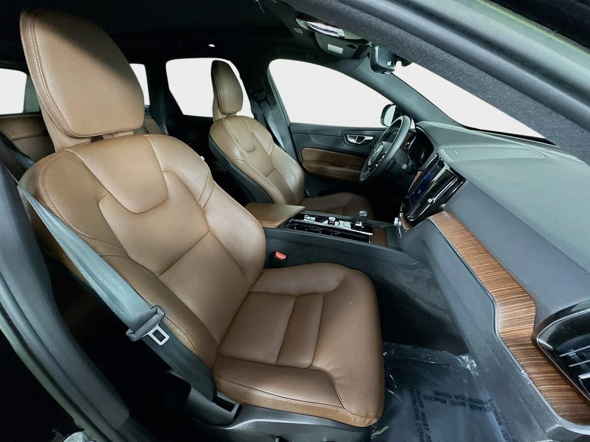 2023 Volvo - image 30