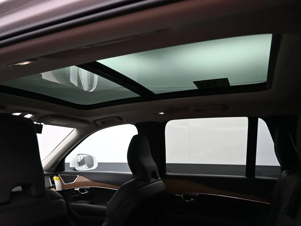 2025 Volvo - image 23