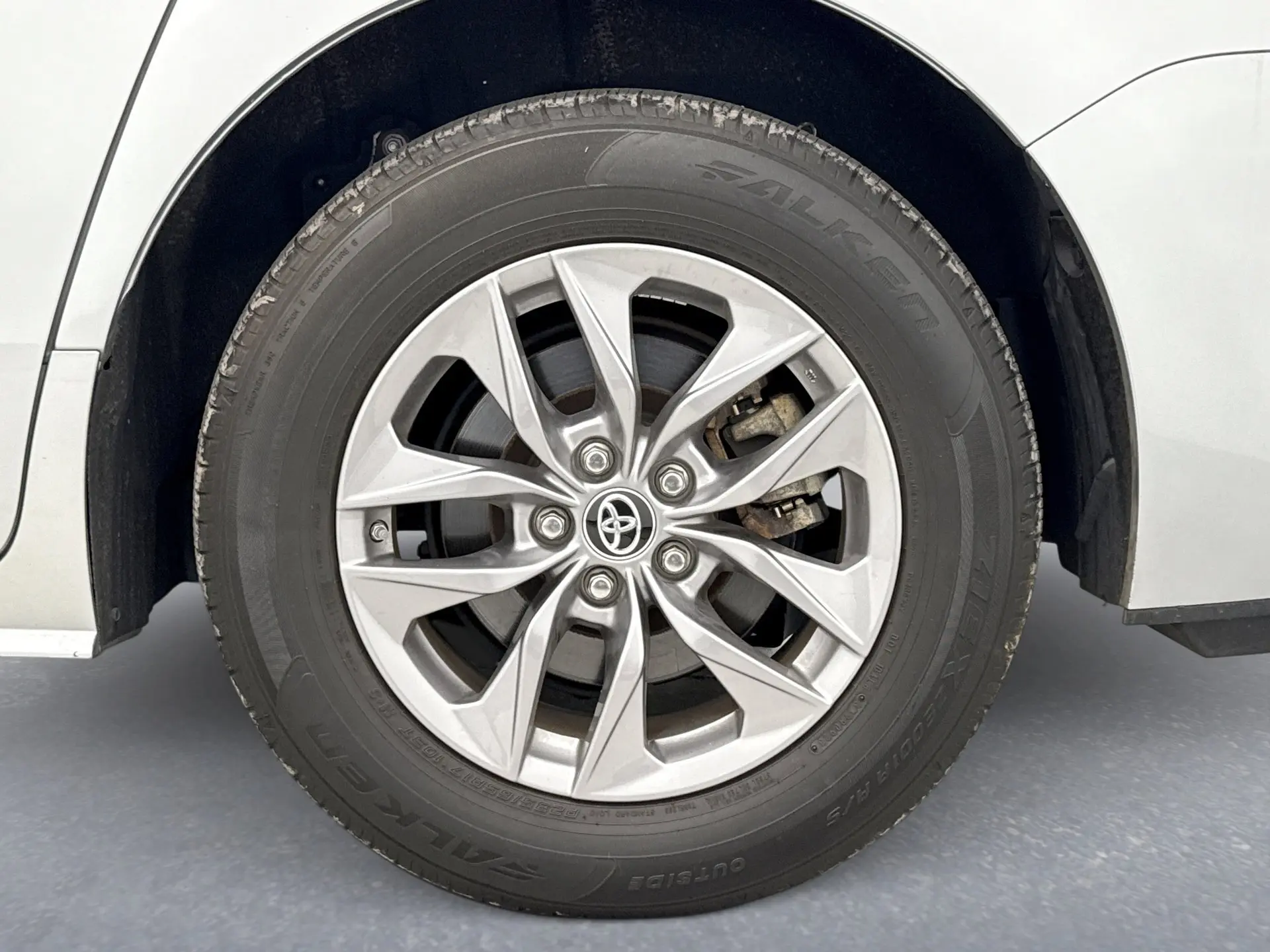 2023 Toyota Sienna XLE photo 12
