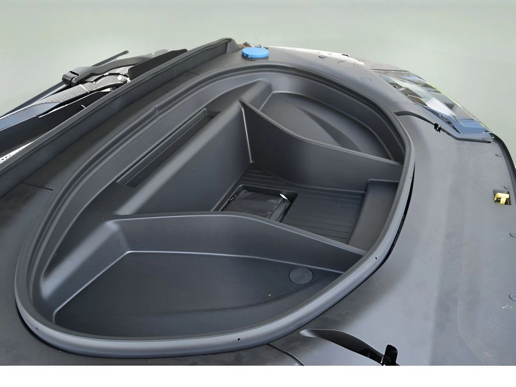 2025 Volvo - image 25