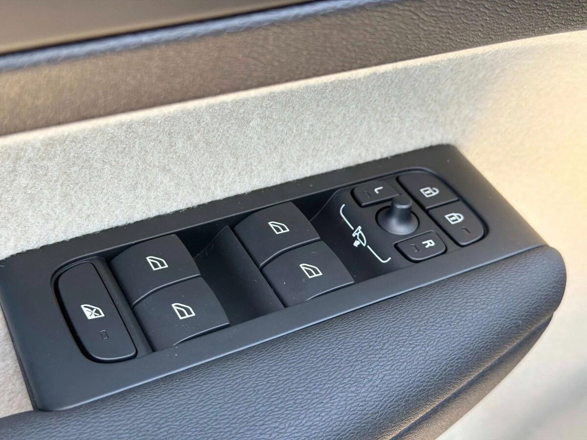 2026 Volvo - image 15