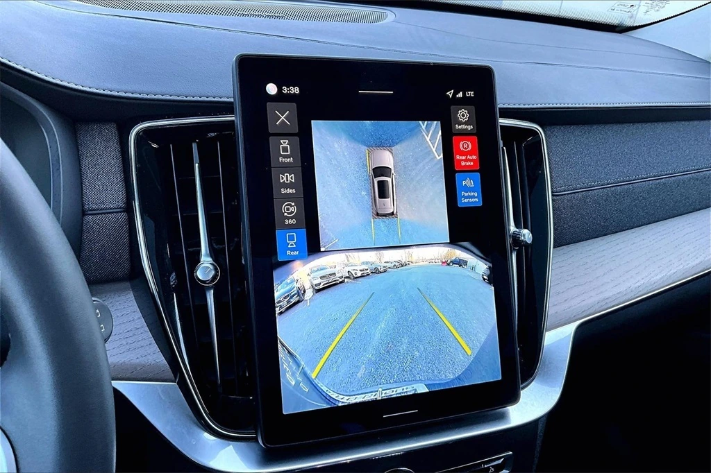 2026 Volvo - image 14