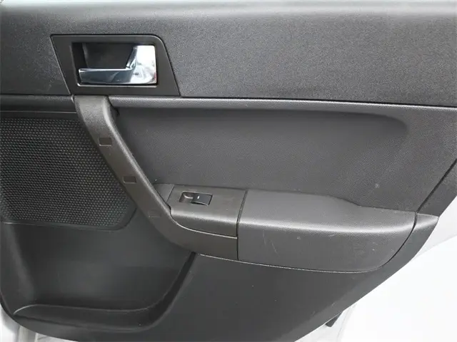2011 Ford Focus SES photo 12