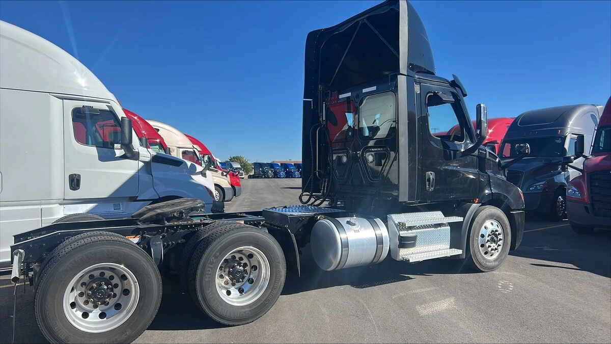2023 Freightliner Cascadia — photo 4