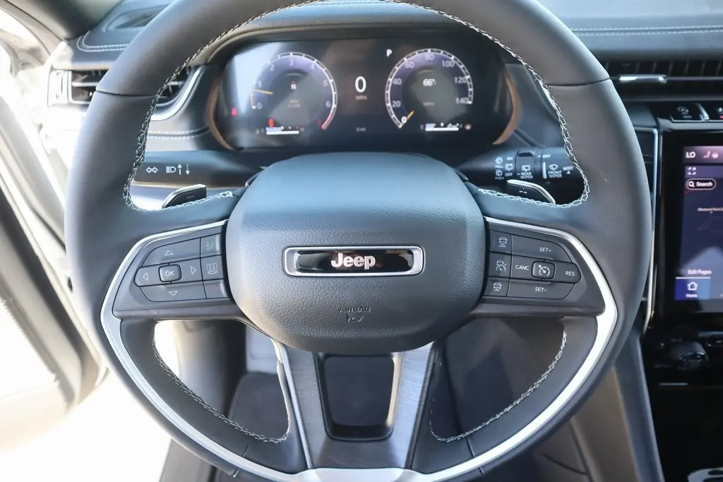 2025 Jeep Grand Cherokee Limited photo 3