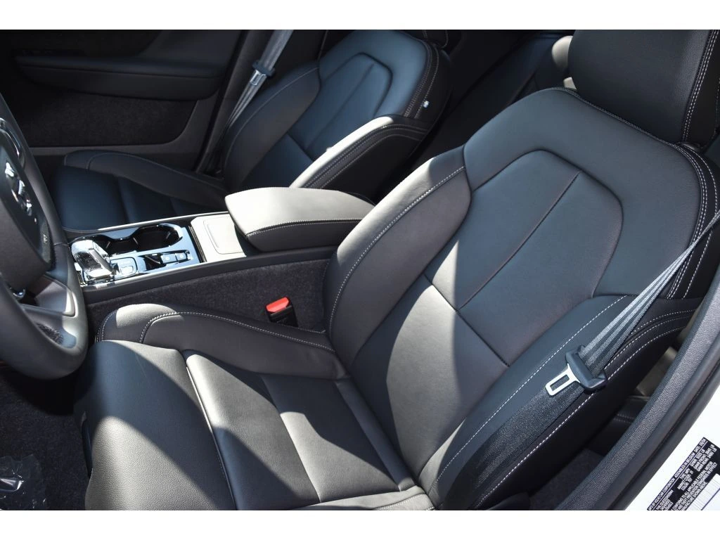 2025 Volvo - image 13