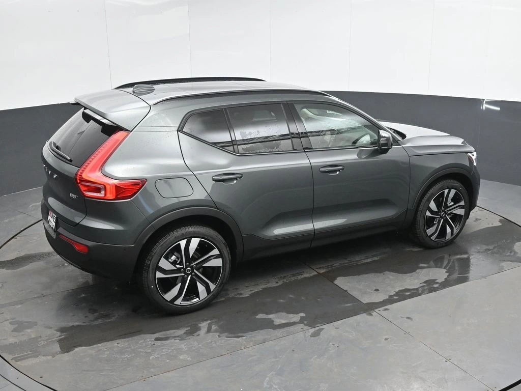 2026 Volvo - image 32