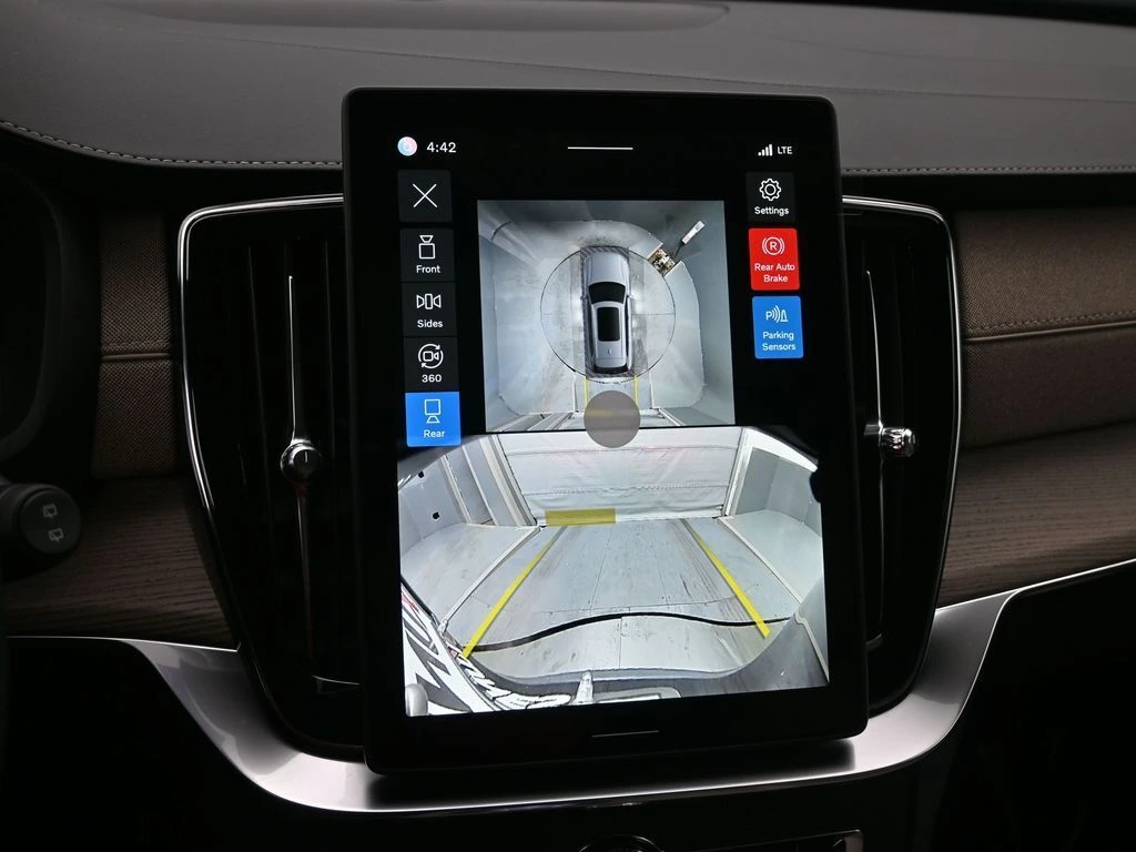 2026 Volvo - image 13