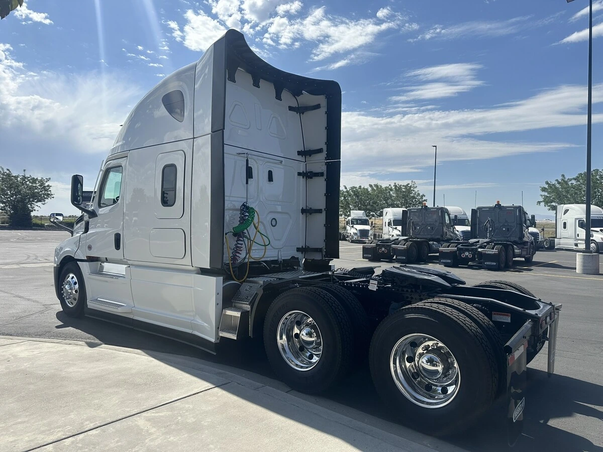 2026 Freightliner Cascadia - image 7