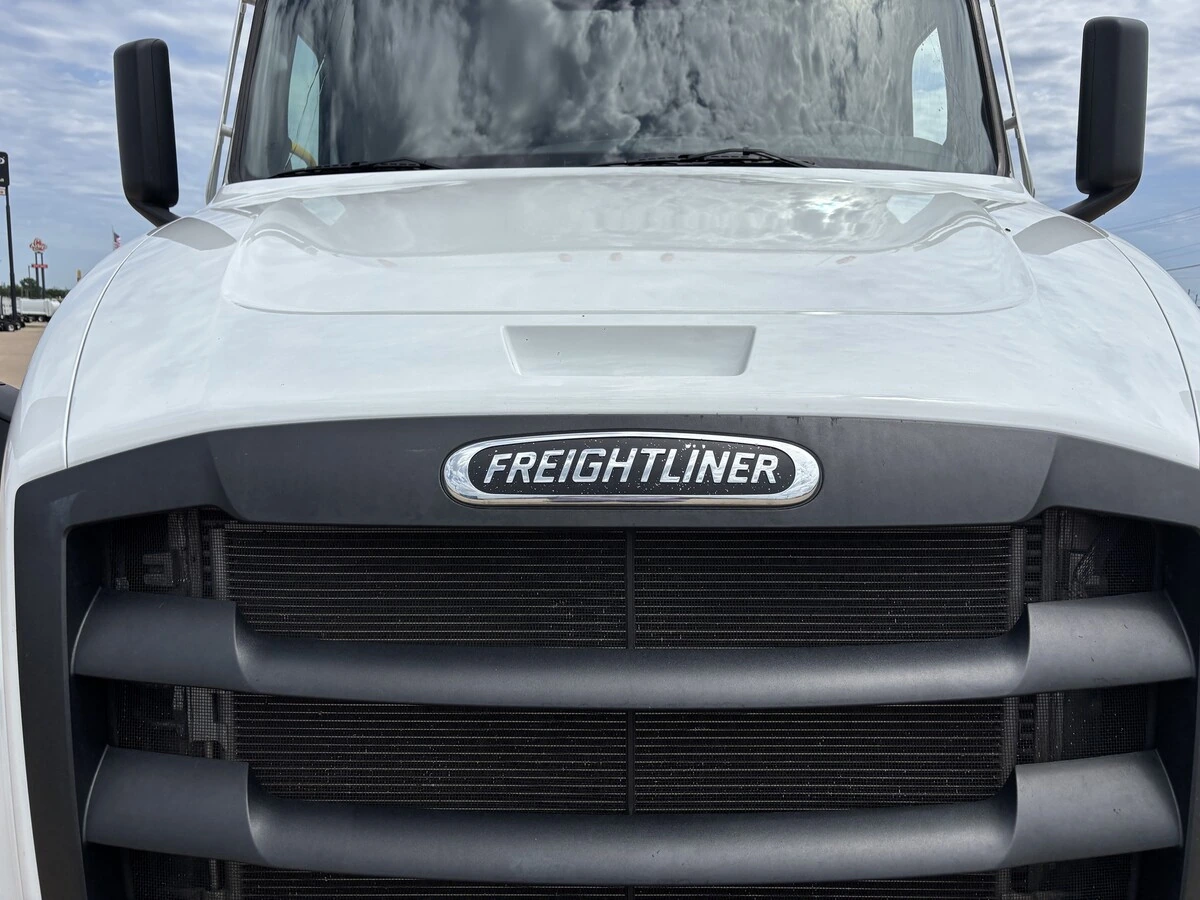 2025 Freightliner Cascadia — photo 3