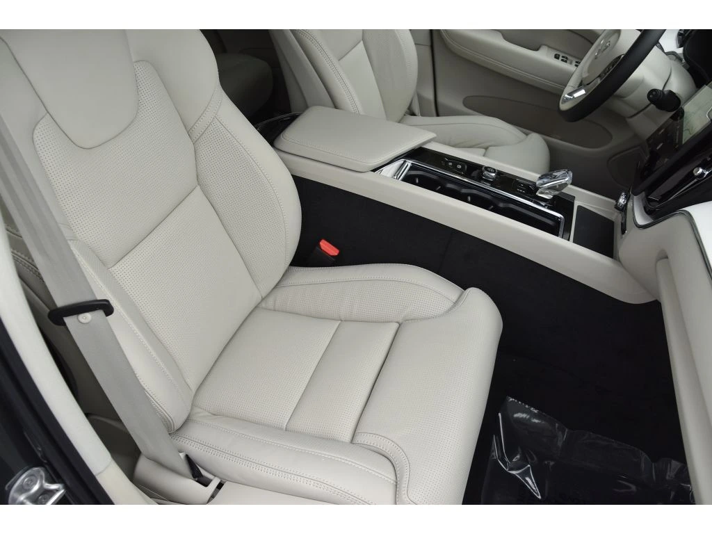 2026 Volvo - image 31