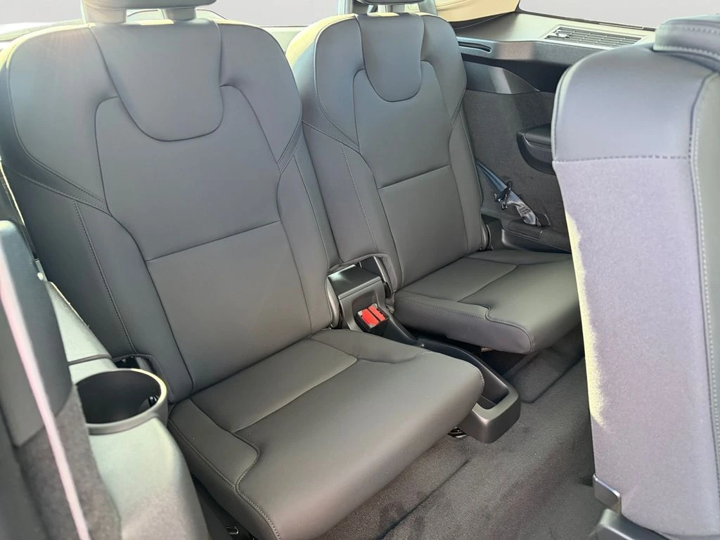 2026 Volvo - image 8
