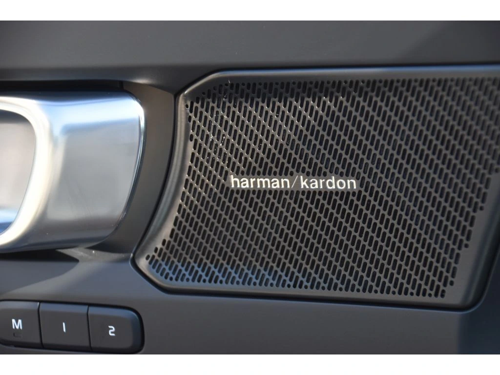 2025 Volvo - image 28