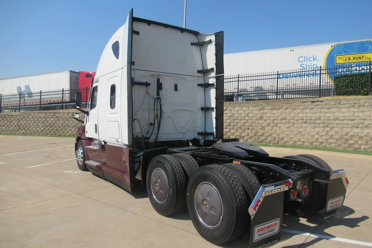 2023 Freightliner Cascadia — photo 3