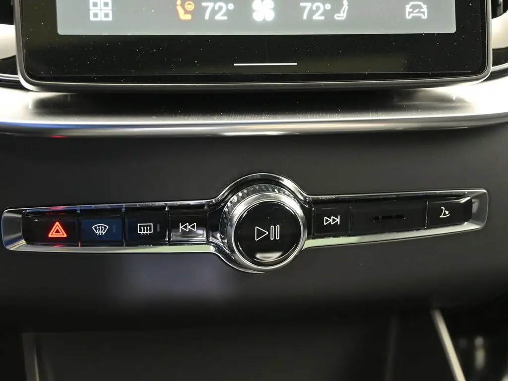 2025 Volvo - image 16