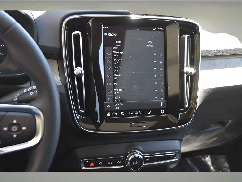 2025 Volvo - image 16