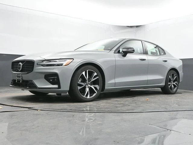 2025 Volvo - image 42