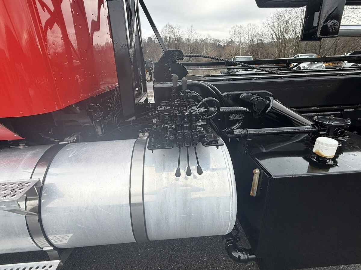 2016 International - image 10