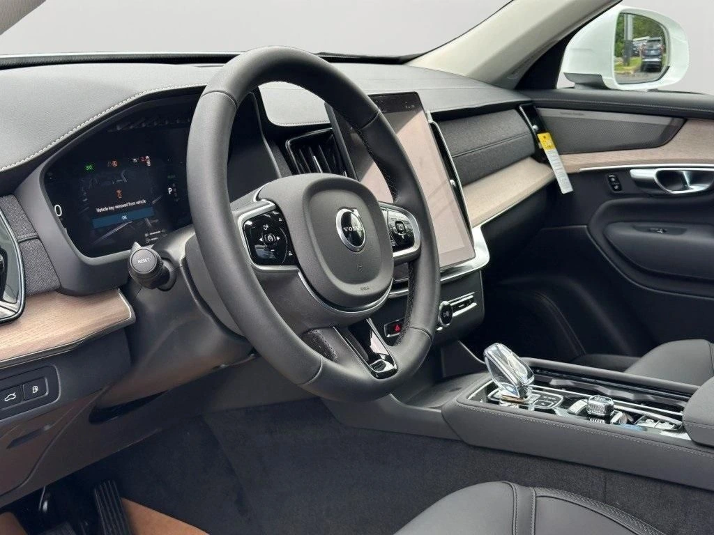 2025 Volvo - image 19
