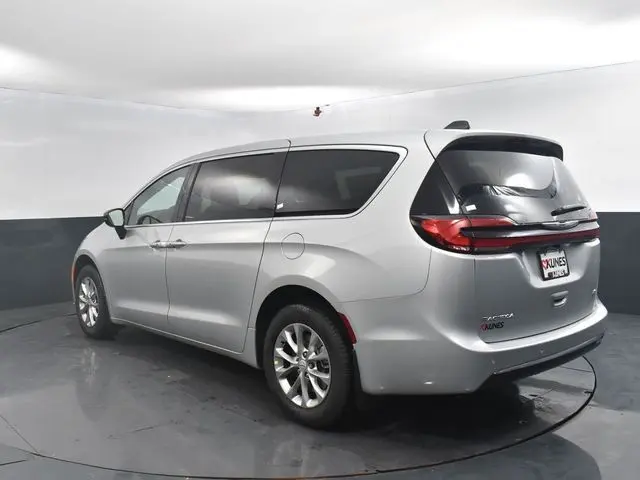 2026 Chrysler Pacifica photo 4