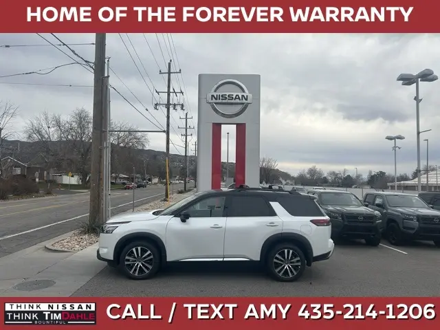 2025 Nissan Pathfinder Platinum's photo