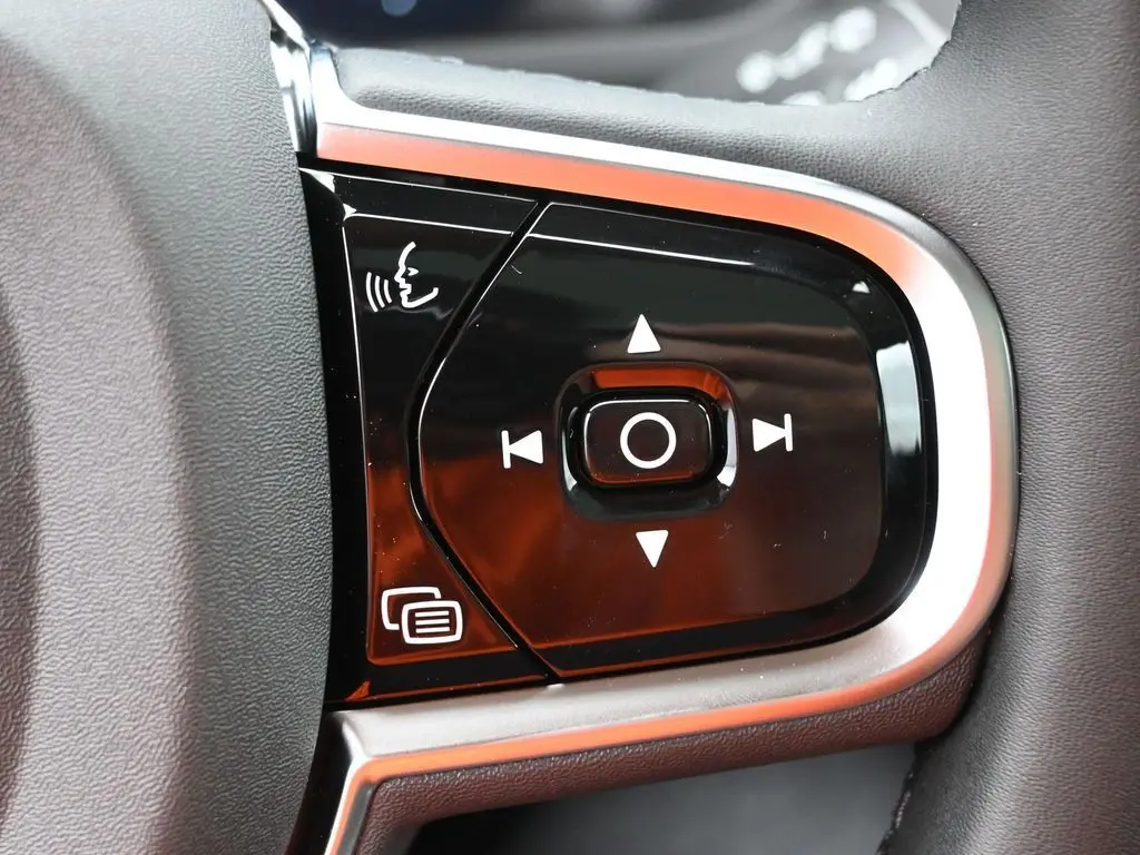 2025 Volvo - image 11