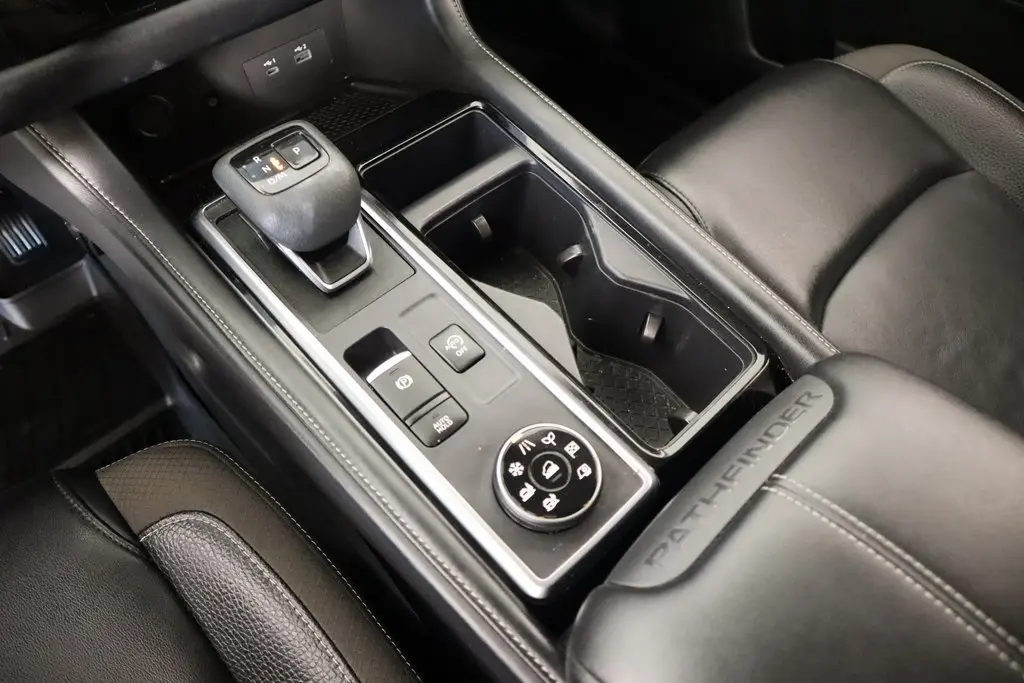 2024 Nissan Pathfinder SL photo 9