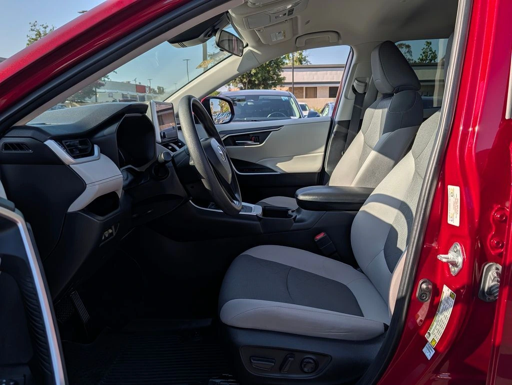 2024 Toyota RAV4 XLE - Photo 11