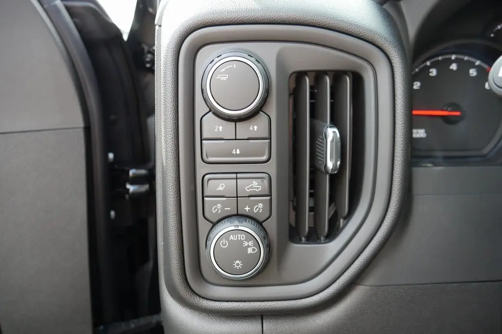 2026 Chevrolet Silverado 2500HD Custom photo 9