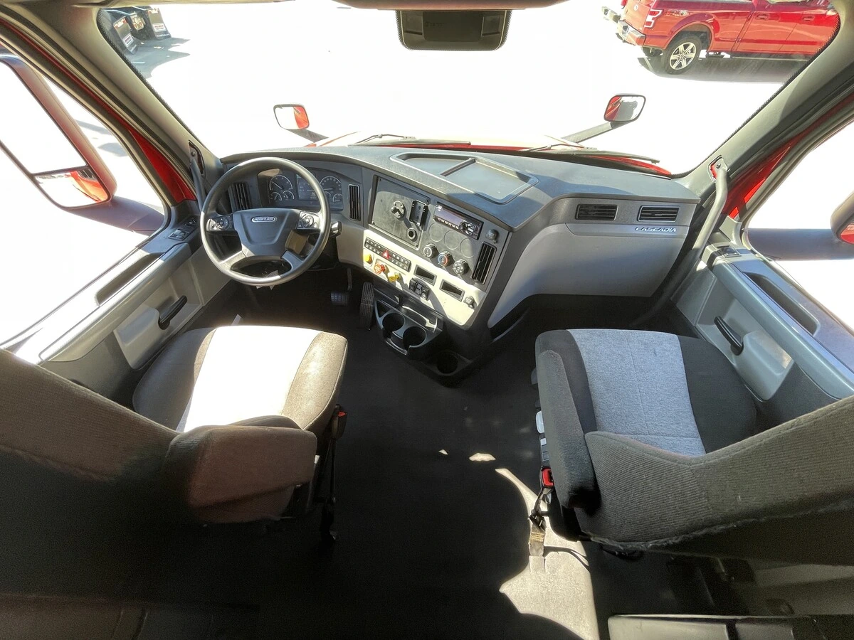 2021 Freightliner Cascadia - image 38