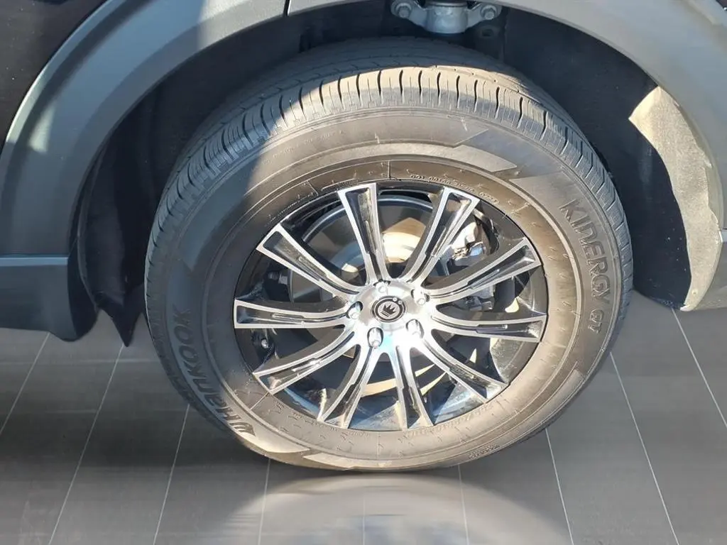 2024 Ford Explorer XLT photo 2