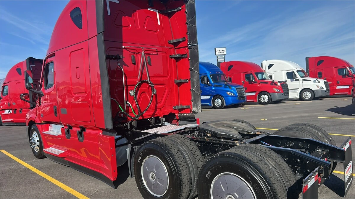 2022 Freightliner Cascadia - image 5