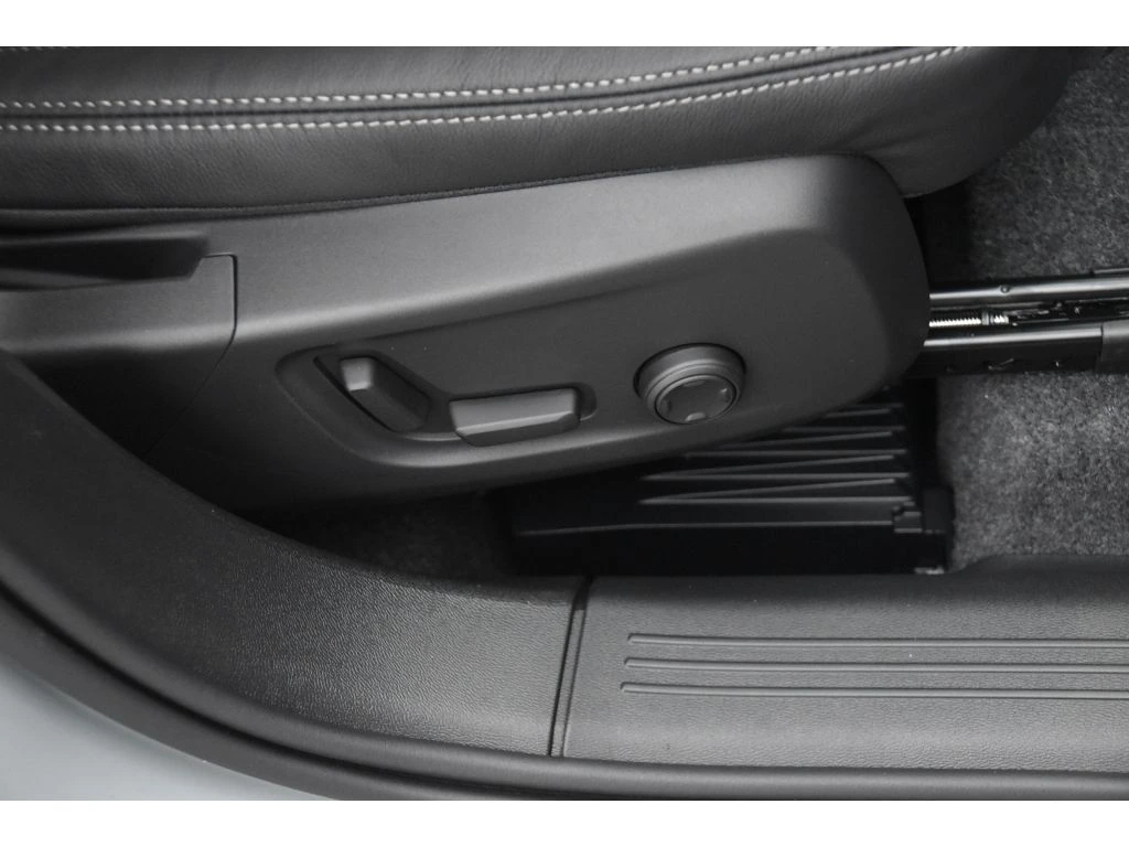 2026 Volvo - image 32