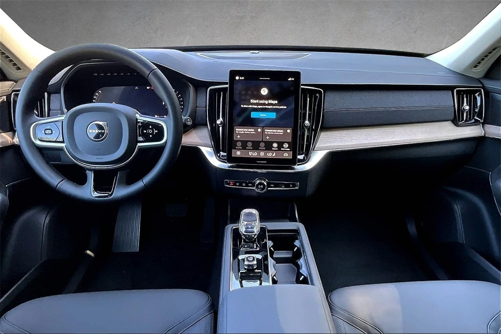 2026 Volvo - image 5