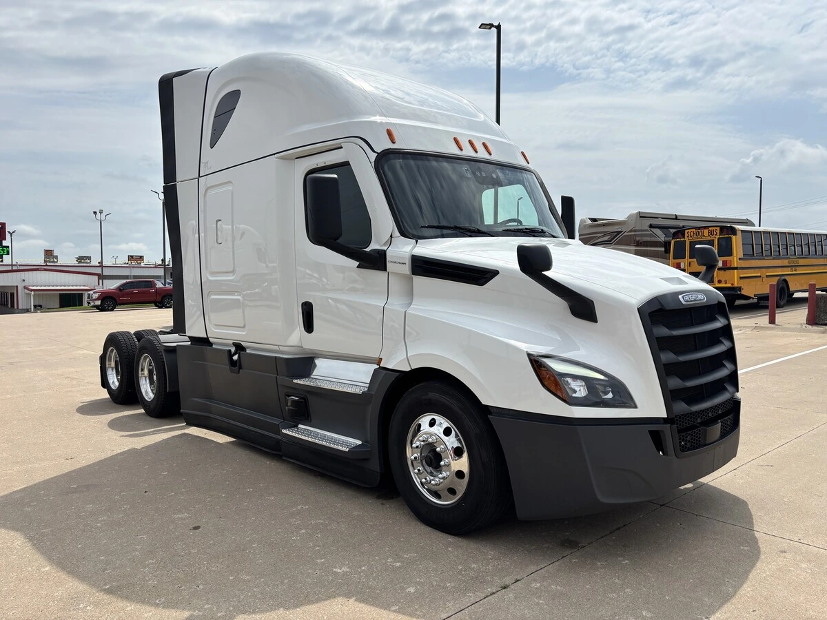 2025 Freightliner Cascadia — photo 5