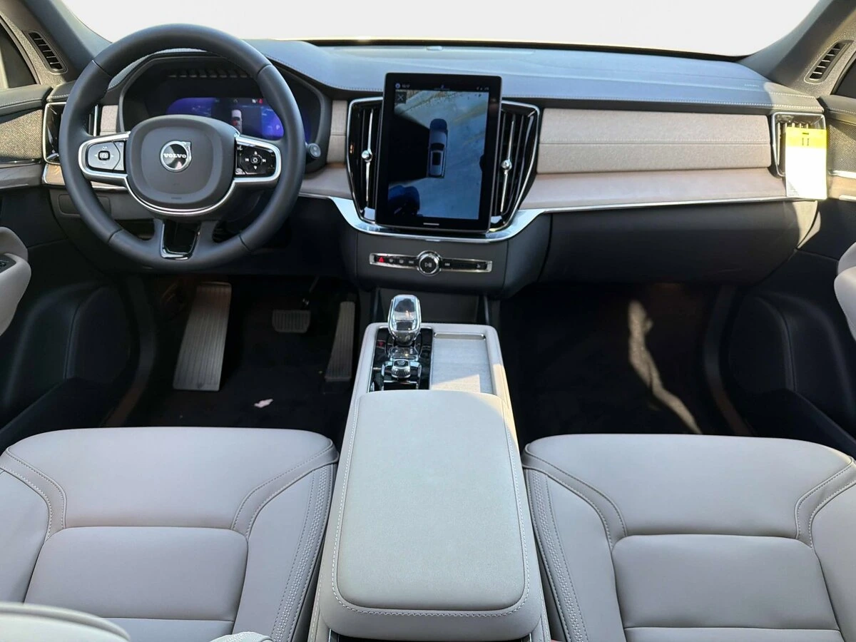 2026 Volvo - image 12