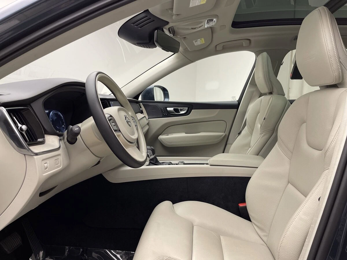 2020 Volvo - image 10