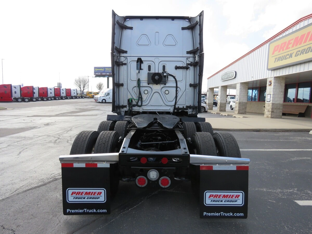 2022 Freightliner Cascadia - image 5