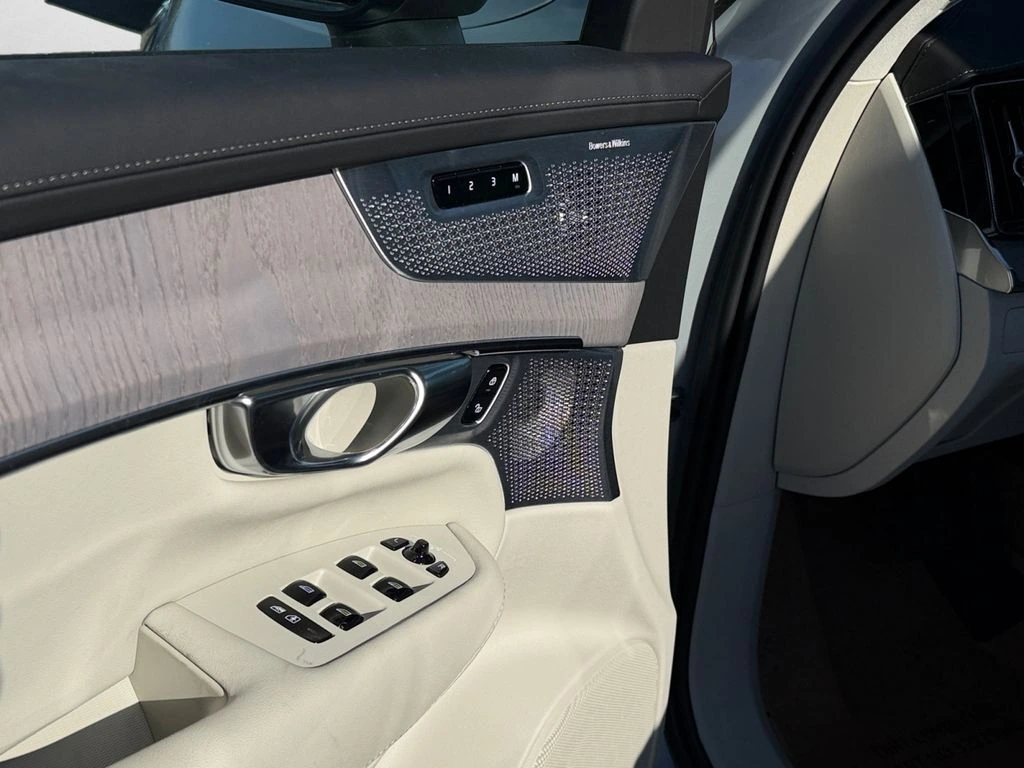 2026 Volvo - image 13