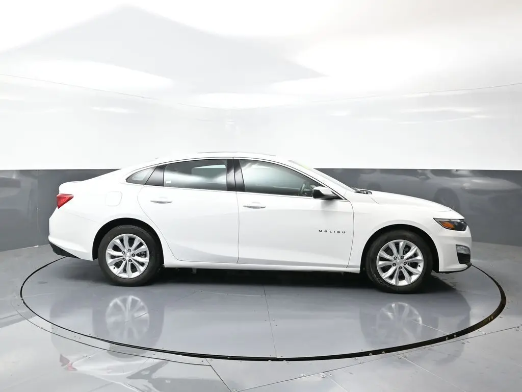 2024 Chevrolet Malibu 1LT photo 2