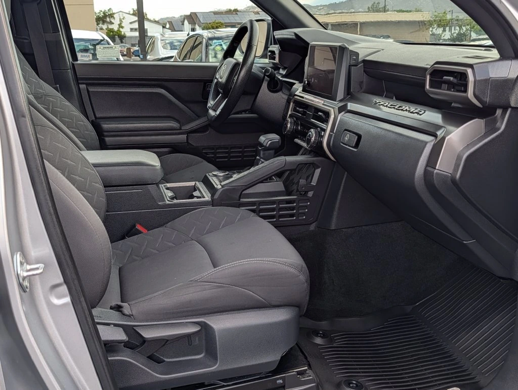 2025 Toyota Tacoma SR5 - Photo 9