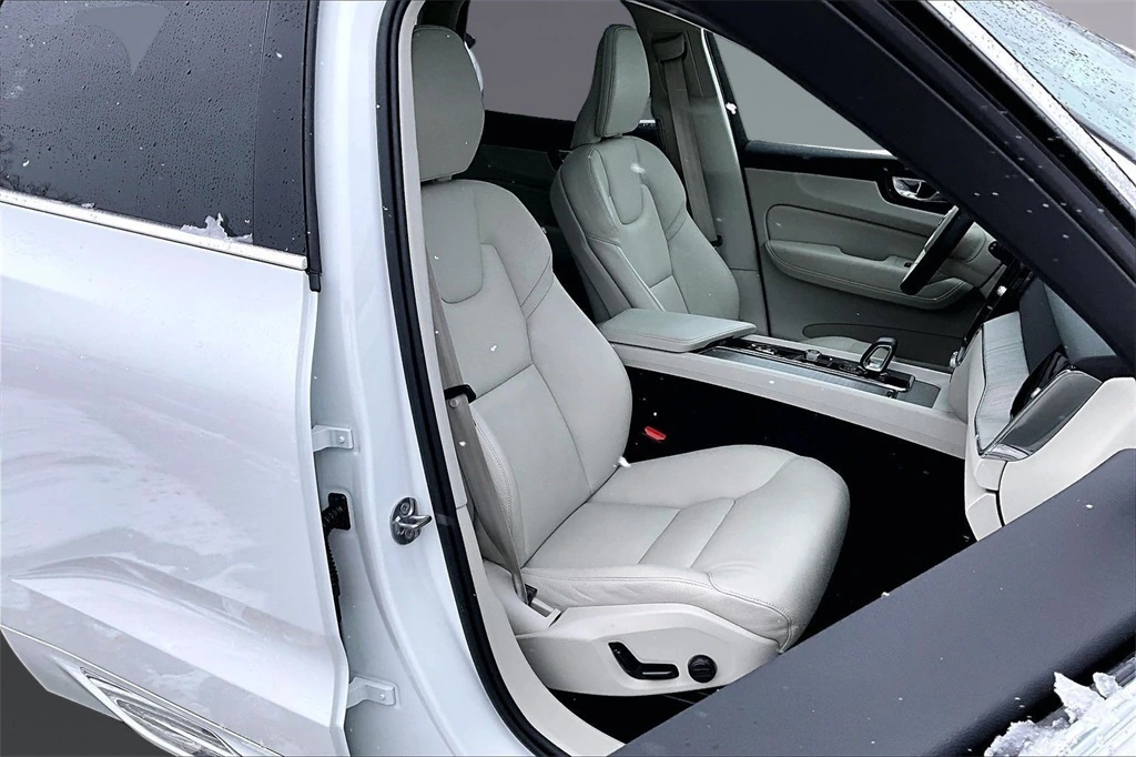 2023 Volvo - image 28