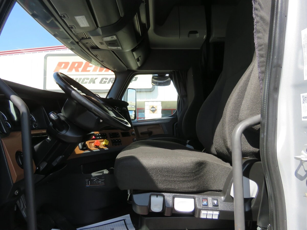 2022 Freightliner Cascadia - image 14