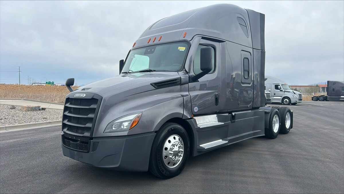 2022 Freightliner Cascadia - image 1