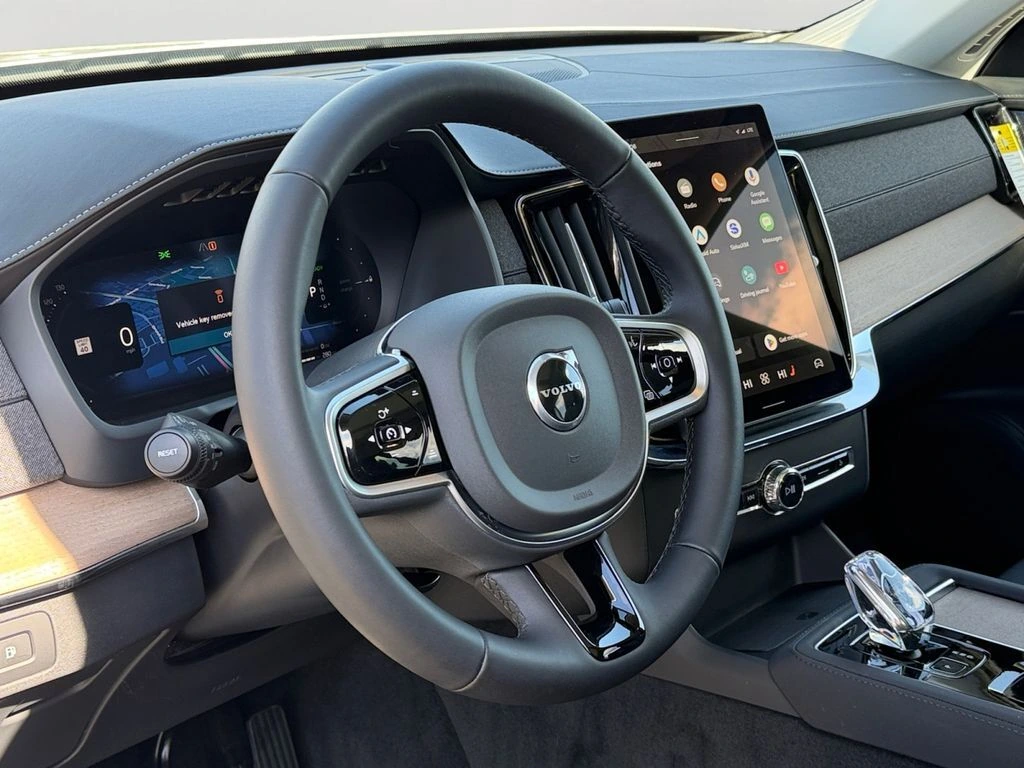2025 Volvo - image 18