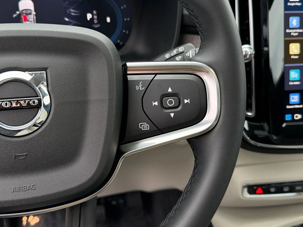 2025 Volvo - image 19