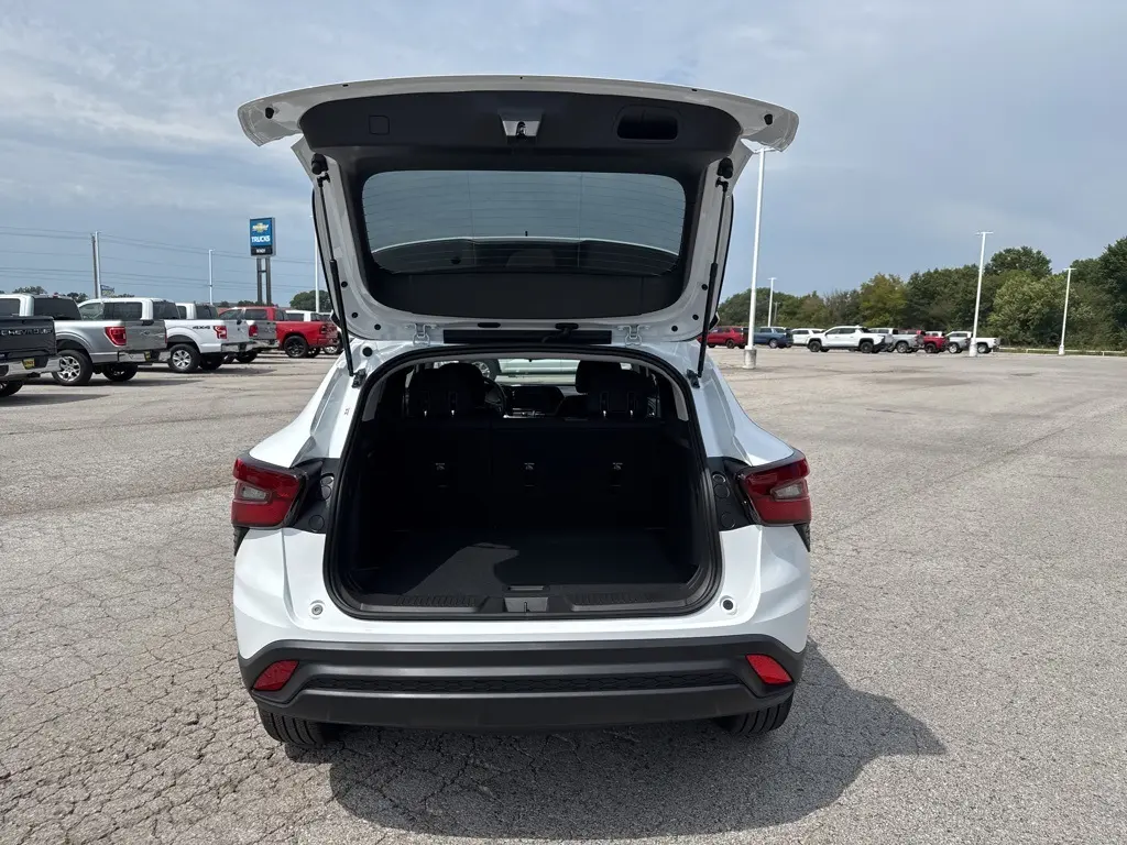 2025 Chevrolet Trax LS photo 9