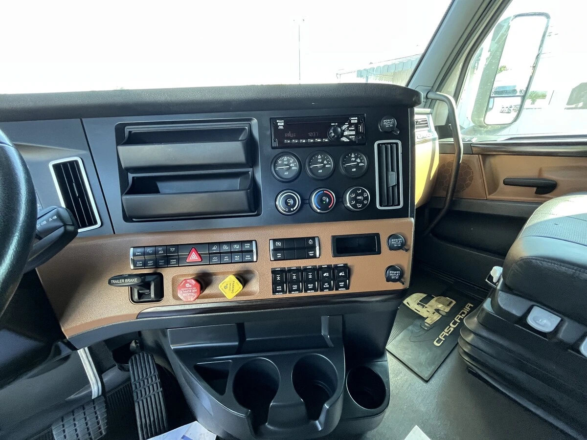 2022 Freightliner Cascadia - image 25