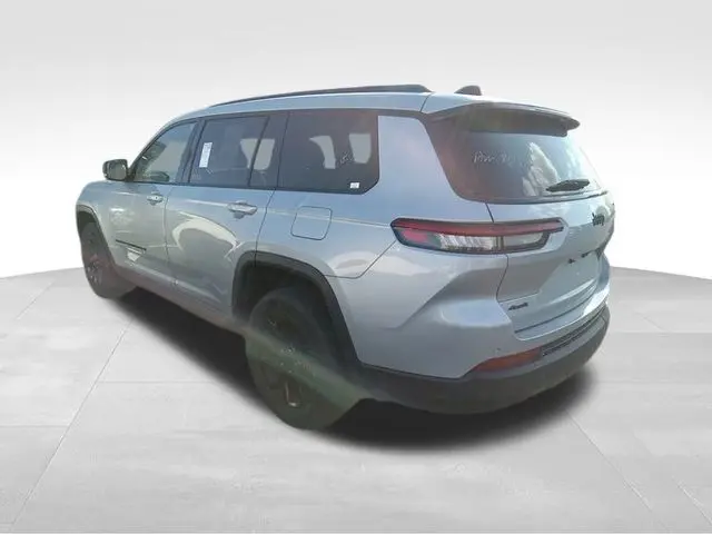 2024 Jeep Grand Cherokee Laredo Altitude photo 5